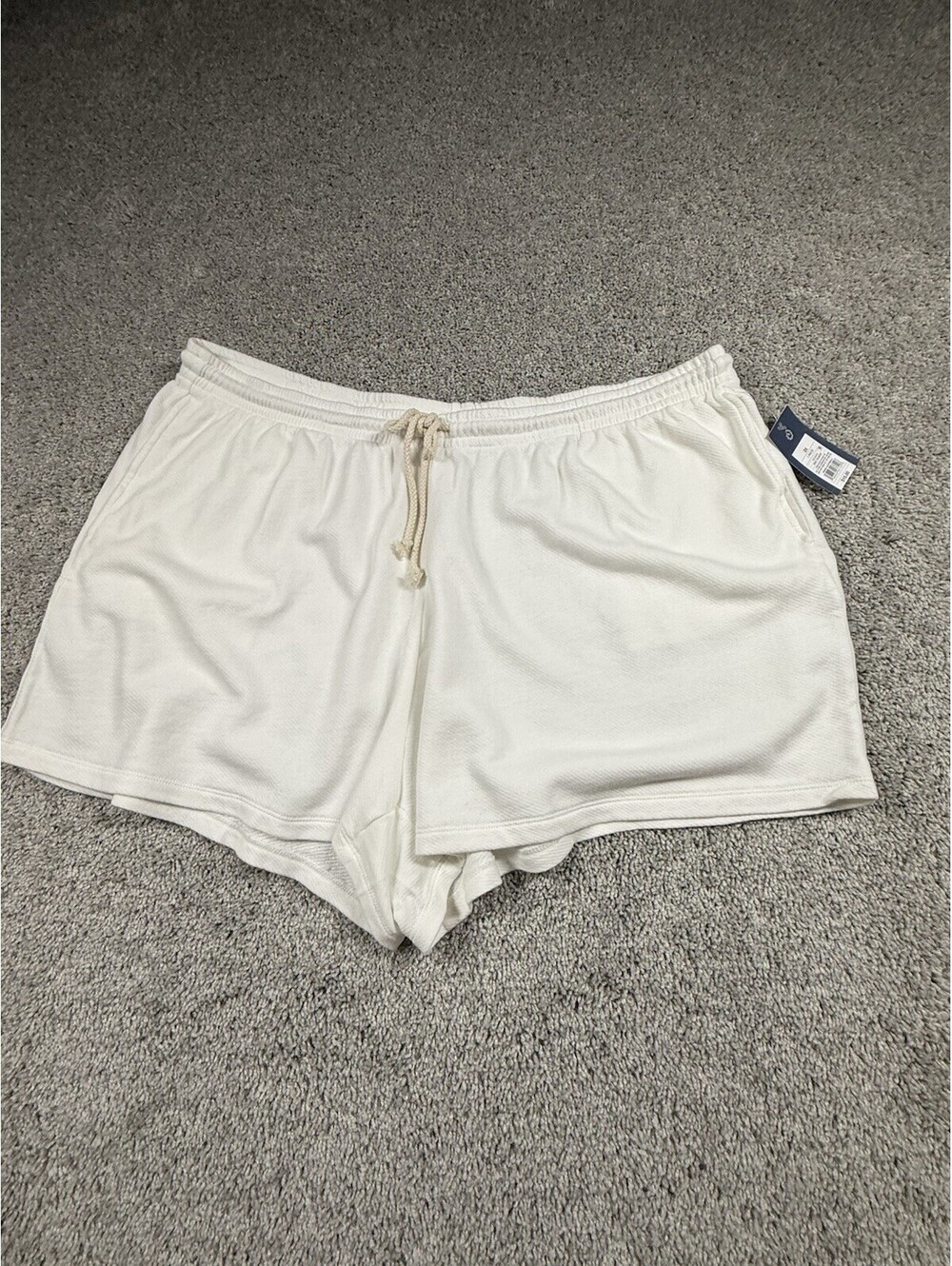 NWT Universal Thread Women’s Sweat Shorts White Size 2X